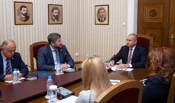 Президентът Румен Радев ще с парламентарната група на Демократична България Те ще